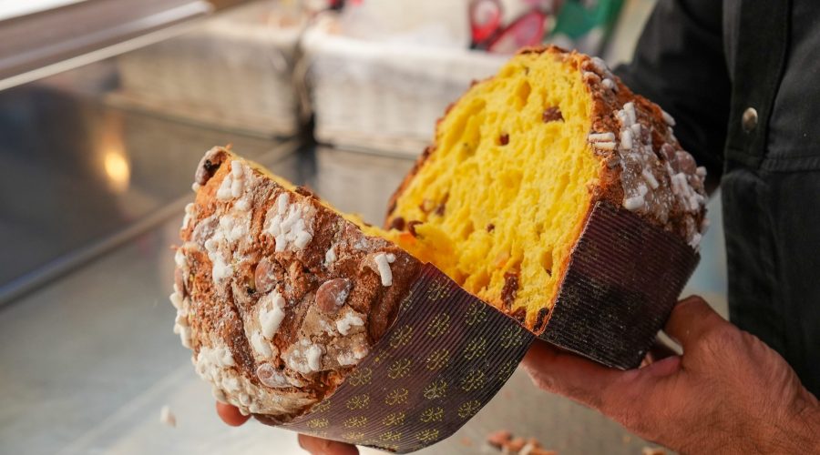 Assapora tutto l’anno panettoni e dolci classici alla Pasticceria Veneziani, situata nell’affascinante quartiere Coppedè